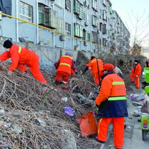 环卫工人清理运城火车站铁路新二煤建小区围墙外垃圾