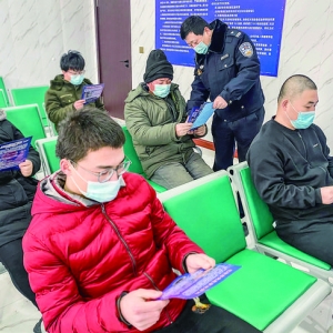 新绛县公安局交警大队在骋达驾校宣传交通安全知识