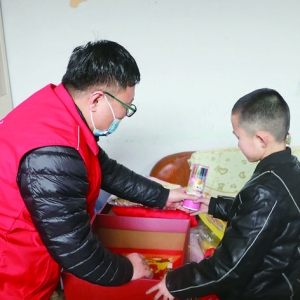 盐湖区4名困境儿童收到新年爱心礼包