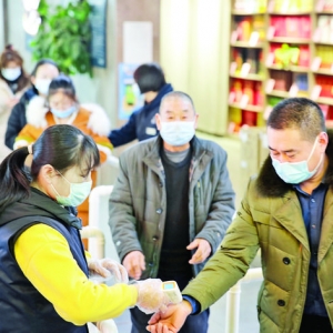 永济市好又多超市疫情防控测量顾客体温