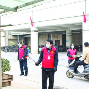 闻喜县中城社区党员为小区及居家隔离户喷洒消毒液