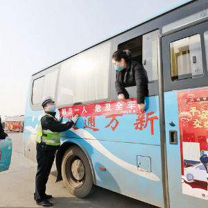 河津市交警大队排查辖区“两客一危一货”运输企业