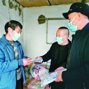 临猗县马营村干部自掏腰包为村民准备防疫物品