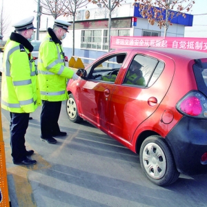 临猗交警大队查违法行为保春运路畅民安