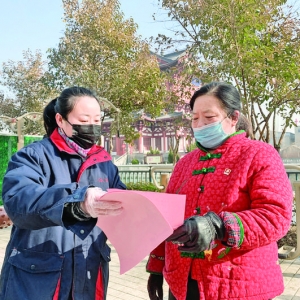 运城市区人民公园发放禁止在公共场所随地吐痰宣传资料
