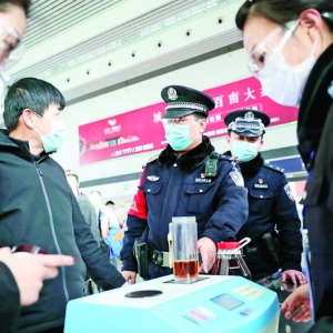 运城北车站公安派出所民警为旅客讲解违禁品知识