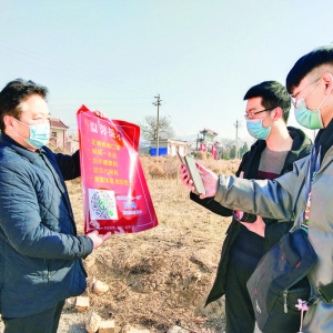 山西传媒学院学子专程采访稷山县扶贫干部王保军