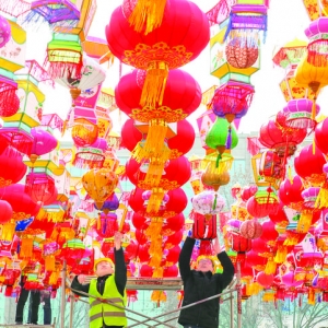 运城市城市管理局在南风广场安装灯笼庆新年