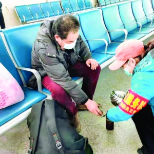 盐湖区站前社区为返乡旅客提供各类志愿服务