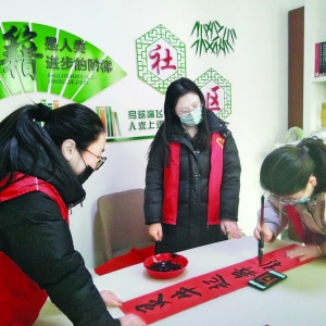 稷山县学雷锋志愿者协会义务写春联送祝福