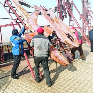 运城市城市管理综合行政执法队拆除楼顶广告牌