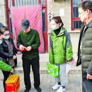 闻喜县慈善总会进村慰问困难户