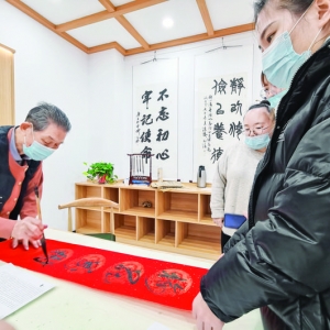 盐湖区北城街道办书写春联为干部职工送祝福