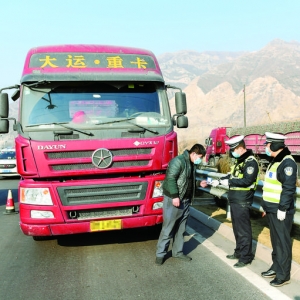 河津禹门口低速检查站查验过往车辆相关证件