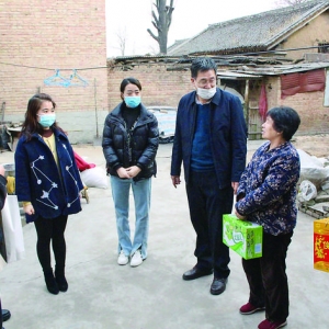 闻喜县民政局和县慈善总会为留守儿童和其家庭送慰问金、慰问品