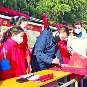 运城市烈士陵园志愿者写春联情暖光荣院
