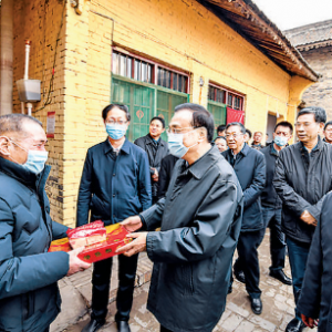 国务院总理李克强买年货送百姓