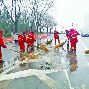 运城市市容环卫中心1000余名环卫工人清理积雪积水