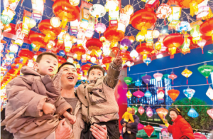 市民在运城南风广场观赏绚丽多彩的花灯