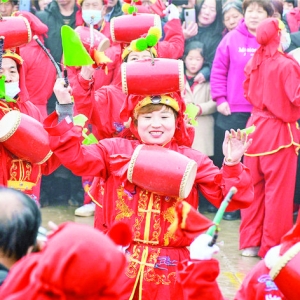 河津市南原村穿盛装敲花鼓