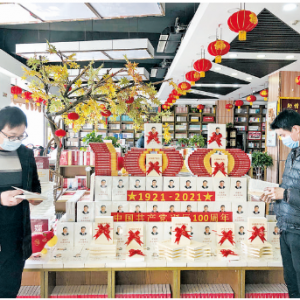 读者在河津新华书店阅读《论中国共产党历史》