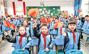 盐湖区魏风小学开学第一课培养学生爱国情怀