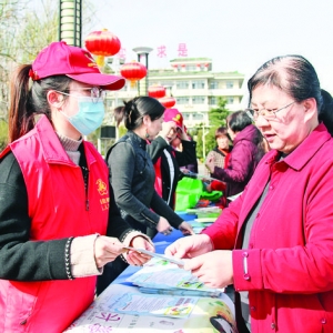 河津市残联人员为市民讲解听力语言康复知识