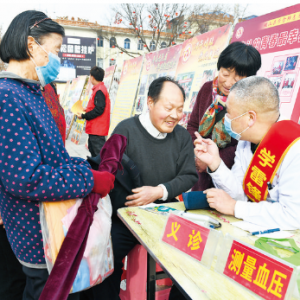 稷山县学雷锋志愿者为市民免费理发、按摩、义诊等