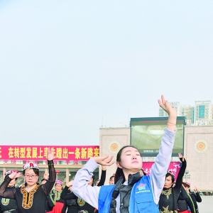 运城市群艺馆志愿者学雷锋辅导天天乐新疆舞团