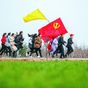 稷山县清河中心校教职工沿清河村慢跑感受春天到来