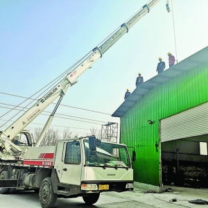 运城市城市管理局综合行政执法队依法拆除市区一大型违法构筑物