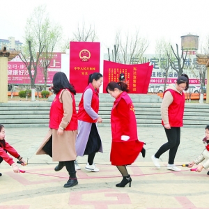 闻喜县爱心志愿者协会组织踢毽、跳绳活动庆“三八”