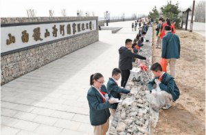 稷山县育英小学学生在稷山汾河国家湿地公园捡拾垃圾