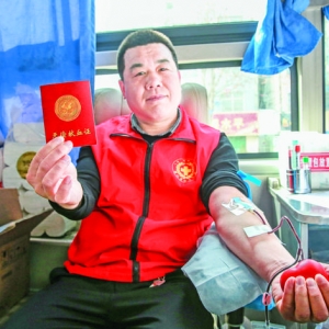 稷山县委广场流动献血车上爱心志愿者义务献血
