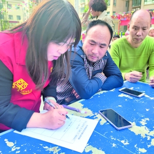 临猗县涑水社区在辖区开展关爱困难群体志愿服务