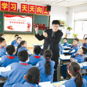 稷山县稷王小学党支部书记给学生讲解“红船精神”