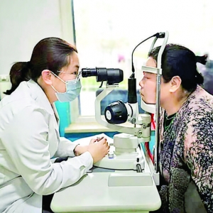 盐湖区华源豪庭社区上门为辖区老年居民免费体检