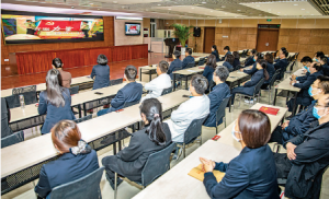 运城市中心医院医护人员观看《榜样5》专题节目
