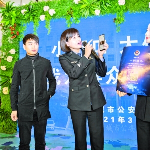 运城市公安局行政审批以“快闪”形式宣传交通安全和“两个通办”