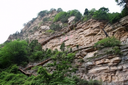 五老峰黑龙潭悬空栈道的崖壁很壮观
