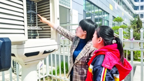 盐湖区气象局在钱学森科技小学讲解相关气象知识