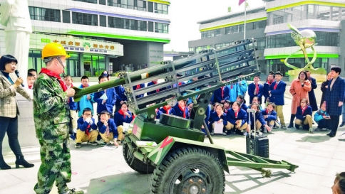 盐湖区气象局在钱学森科技小学讲解相关气象知识