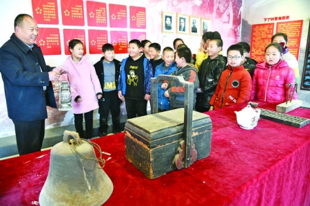 闻喜县老干部局到下丁村党史馆参观学习