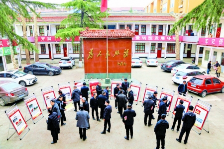 夏县瑶峰镇制作《党的辉煌历史》展板供群众观看学习