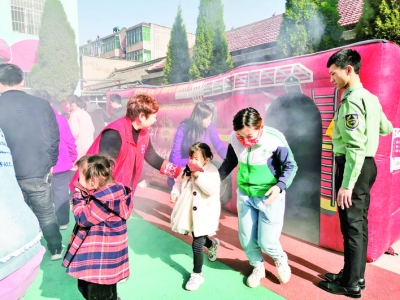 盐湖区银海社区联合盐花幼儿园讲解消防安全知识及亲子消防演练