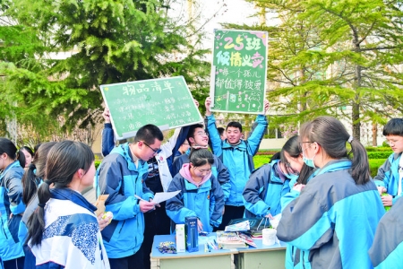 运城康杰中学校园“跳蚤市场”热闹“开张”