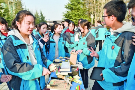 运城康杰中学校园“跳蚤市场”热闹“开张”