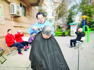 老党员闫怀英义务给水岸华庭小区老人理发