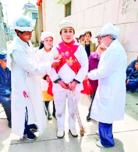 万荣县西村为好媳妇冯淑芳披红戴花表彰