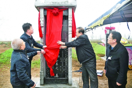 闻喜县老促会为革命先辈立碑学党史